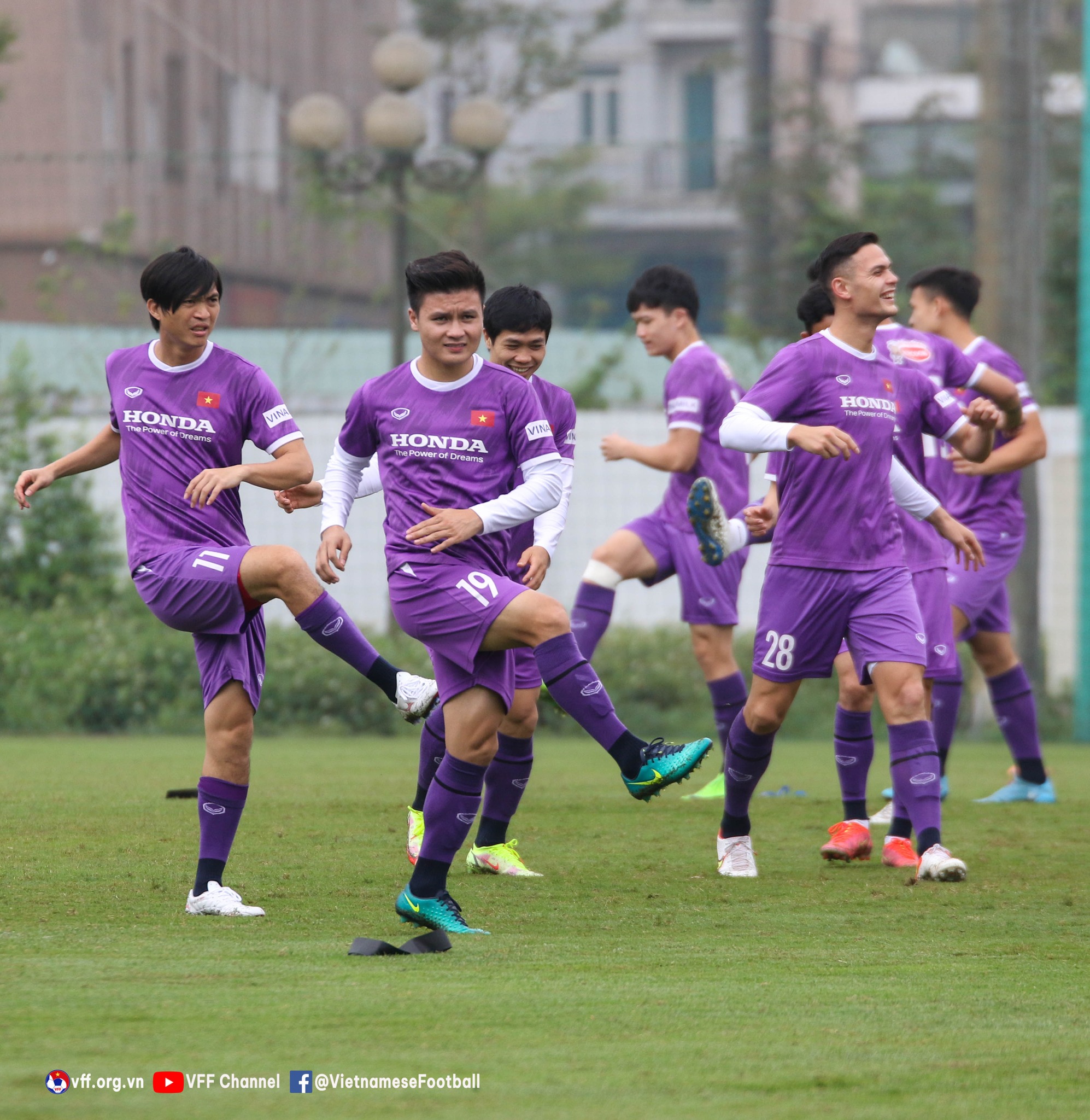 U23 Việt Nam tập luyện cùng quyền HLV trưởng Lee Young-jin và tân HLV U23 Việt Nam (sau SEA Games 31) Gong Oh-kyun